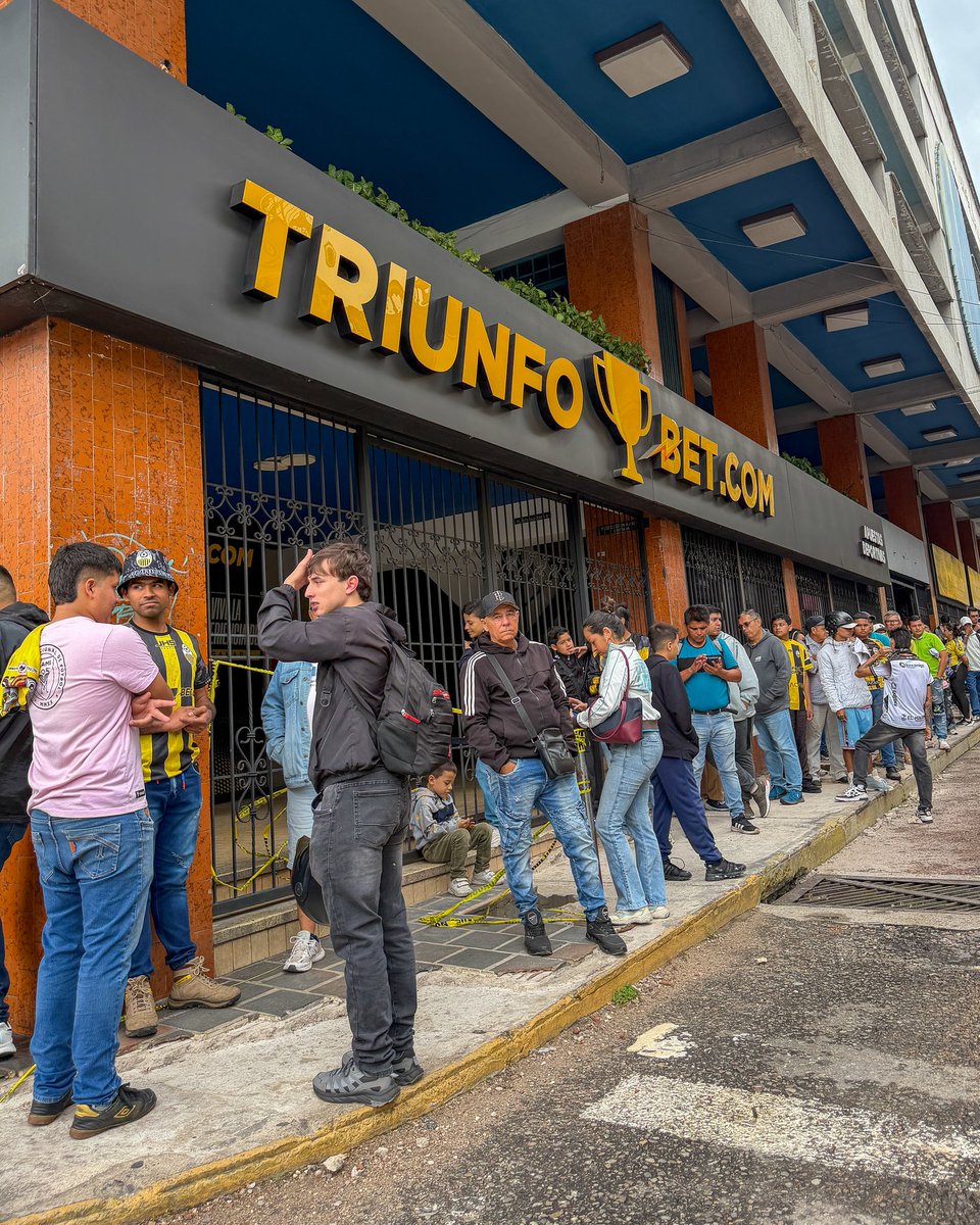🤝 Así se encuentra la sede de <a href="/Triunfobet1/">TriunfoBet | Apuestas Deportivas</a> en el centro de San Cristóbal, previo al inicio de la firma de autógrafos que realizaremos con Rodrigo Pollero, Adalberto Peñaranda, Guillermo Fratta y el técnico Álvaro Recoba 👏

🥳 Ambientazo el que vivimos en la ciudad cordial,