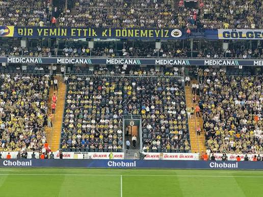 Hatırlatma 3.

Tribün gruplarından bahsettik, sıra münferit taraftarda. Sıra Maraton ve Fenerium’da. 

Kötü hiçbir şey söylemeyeceğiz. Sadece şunu hatırlatmak istiyoruz. Önceden maçları ayakta izler, hakem veya rakip ters yaparsa sahaya inecek gibi tepkiler verir, en ufak