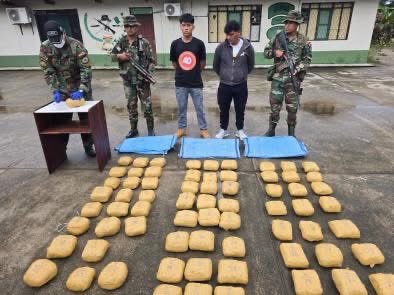 reddtvoficial's tweet photo. Umopar Locotal secuestra 206 kilos con 70 gramos de m4rih#4n4 en puesto de control

A horas 00:30 del 15 de febrero de 2026, en el puesto de control #Umopar Locotal, provincia Chapare del departamento de Cochabamba, durante el control de vehículos se procedió a la revisión de un camión tipo Volvo FH12 color amarillo con placa 2075-SEP, de la empresa de pollos “Avícola”.

En la inspección se encontraron 16 bolsas de yute con paquetes tipo ovoide forrados con cinta masquin color beige, que contenían 206 kilos con 70 gramos de m4r1h#4n4.

Ante el hecho se aprehendió a Felix Franz Castro Rodríguez y Hugo Mamani Canaviri, ambos bolivianos. Asimismo, se realizó el s3cu3stro del vehículo y de dos teléfonos celulares.