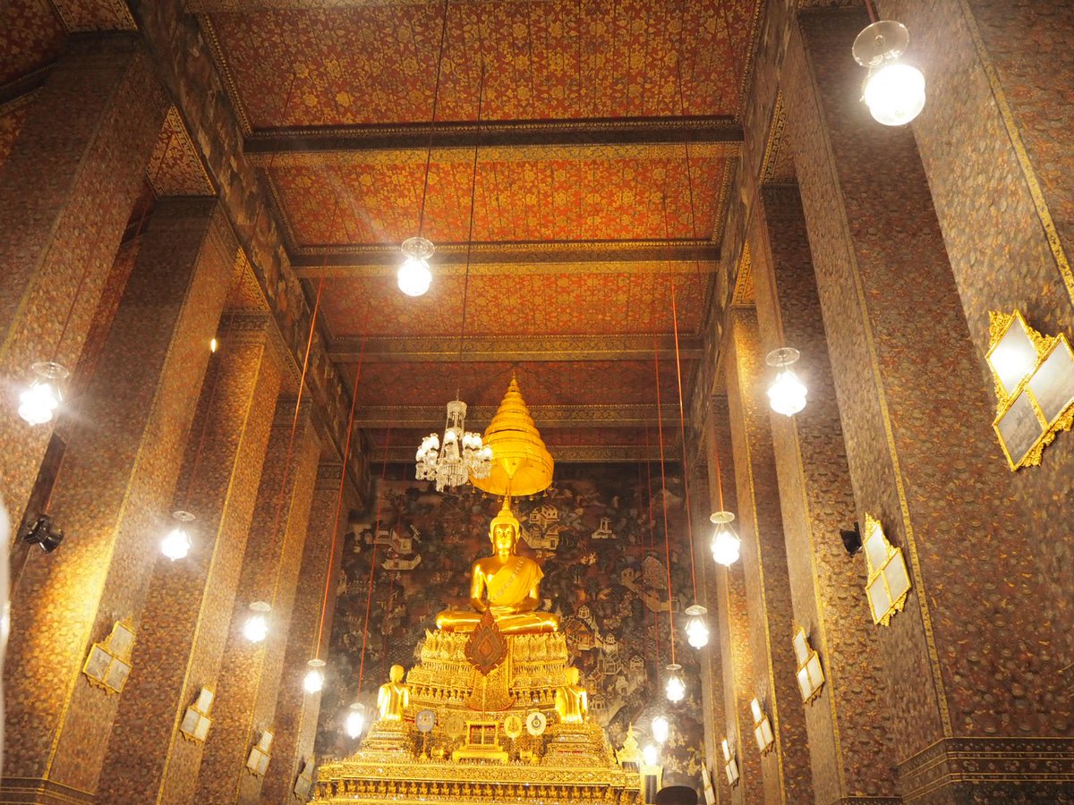 hyper_mochi's tweet photo. 熱中症の危機に晒されながら、タイ定番観光コースである三大寺院を回ってきました。
金ピカの渋滞！写真だとそうでもないけど、実物は迫力あります。ガッツリ日焼けしたと思います。明日帰る〜 https://t.co/v3Y9RgWUR7