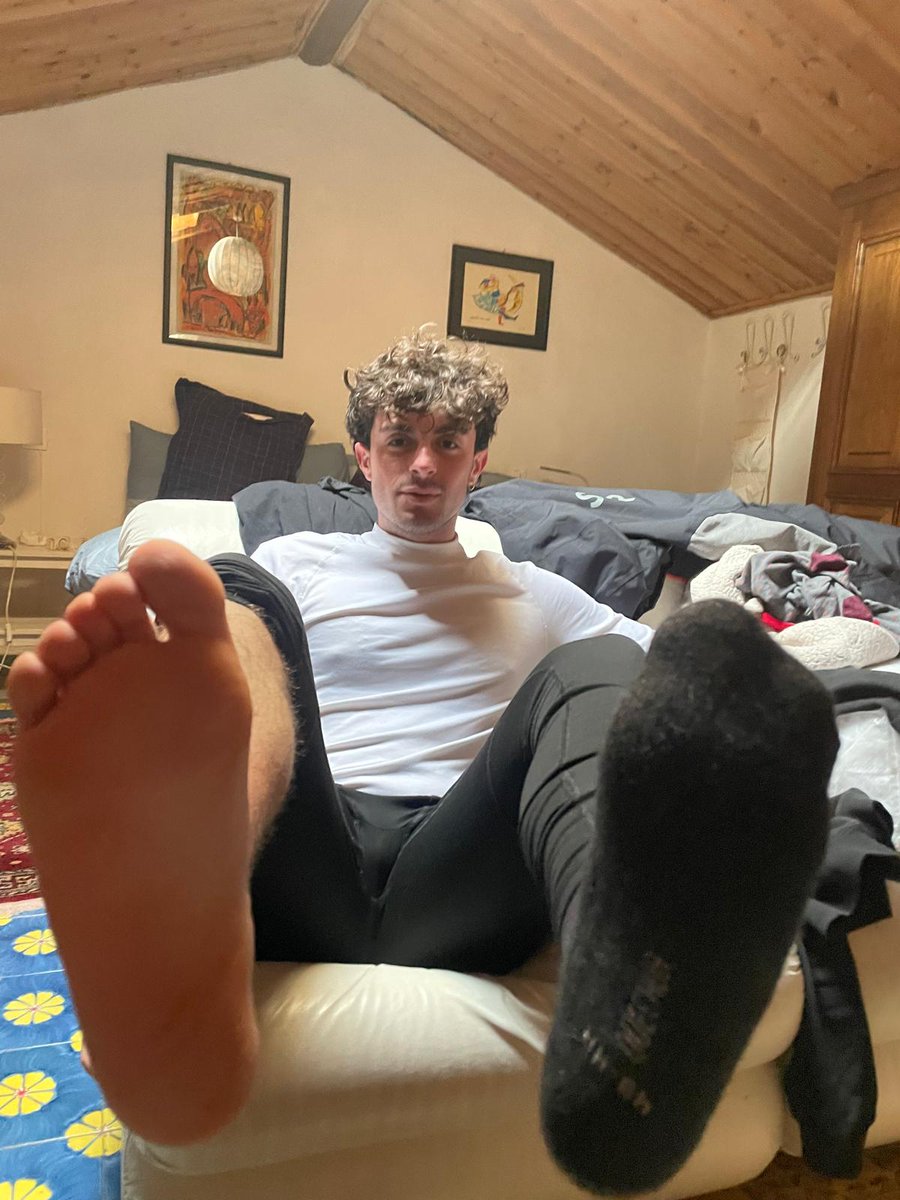 Settimana bianca con la ragazza pagata da voi schiavi. 😎🏔
Chi vuole annusarmi i piedi puzzolenti dopo aver sciato? 🎿🦶

Ski trip with the girl paid for by you slaves. 😎🏔
Who wants to smell my stinky feet after skiing?🎿🦶
#teenfeet #boyfeet #stinkyfeet #alphafeet