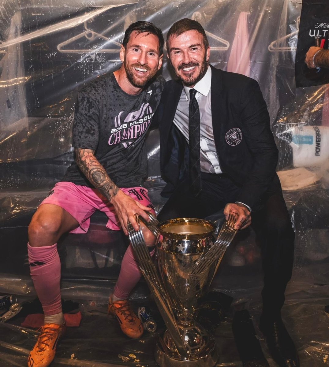 idextratime's tweet photo. Selain mengantarkan Inter Miami berprestasi di lapangan, kehadiran Lionel Messi juga membawa dampak signifikan di luar lapangan.

• Revenue Inter Miami naik dari $56 juta (tahun 2022, sebelum kedatangan Messi) menjadi estimasi $200 juta.
• Valuasi Inter Miami menjadi franchise MLS pertama yang mencapai $1.35 miliar (MLS's most valuable club untuk pertama kalinya, mengalahkan LAFC di posisi kedua dengan $1.32 miliar).
• Jersey Messi mendominasi penjualan MLS selama 3 tahun berturut-turut, menjadi salah satu yang terlaris di olahraga AS.
• Langganan MLS Season Pass di Apple TV melonjak (hingga dua kali lipat di beberapa periode), dengan viewership global naik signifikan.
• Sponsorship liga naik 13-15% per tahun, dengan banyak brand baru bergabung.

📝 @Forbes | @espn | @Sportico