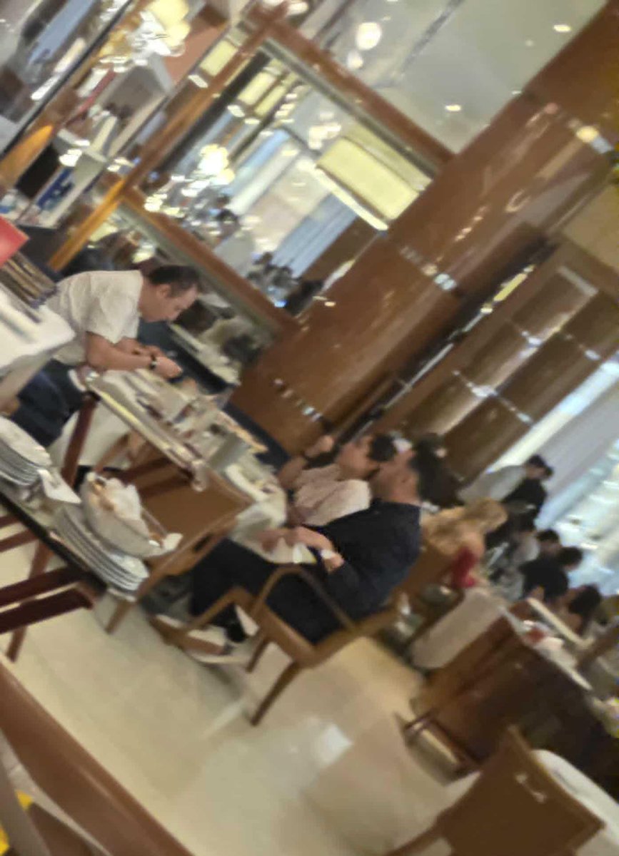 jorgegogdl's tweet image. Caty Monreal vacacionando en Las Vegas este fin de semana. Fotos de ella comiendo en el lujoso restaurante Cipriani del hotel Wyn.

La directora del @INAESMx mostrando la austeridad. ¿Habrá ido a ver a los Backstreetboys?