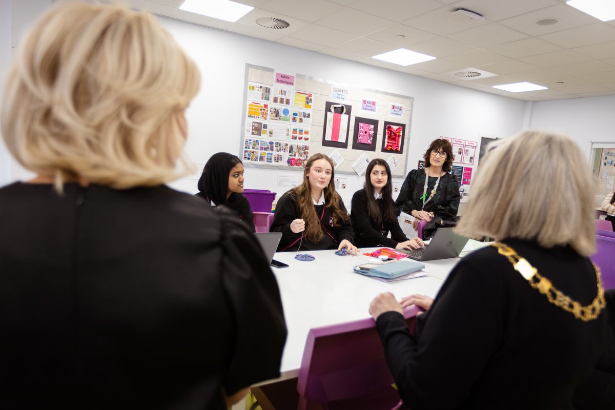 SJBLiverpool's tweet photo. We were honoured to welcome the Lord Mayor of Liverpool, @CllrBMurray, to school for a very special visit ✨

The Lord Mayor visited our sixth form textiles and fashion students who have been selected to contribute to an upcoming Fundraising Ladies Day Lunch and Fashion Show 👗🧵 https://t.co/FmPxMsltaj