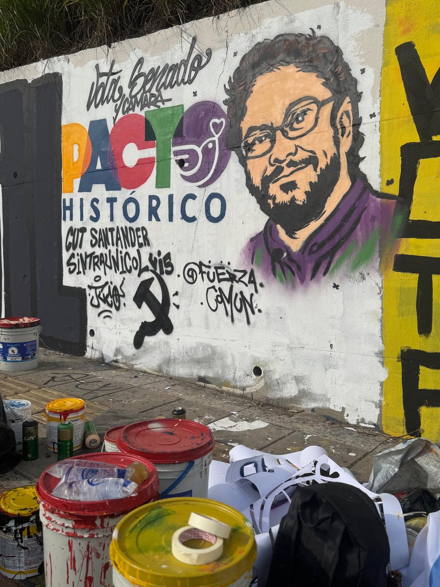 En Bucaramanga pintamos un nuevo futuro con alegría y fuerza. 💛💚

Nos tomamos los muros para decir: ¡Defiende tu salario vital!

Este 8 de marzo vamos por mayorías en el Congreso para aprobar los cambios sociales que profundizará <a href="/IvanCepedaCast/">Iván Cepeda Castro</a> en la presidencia.
