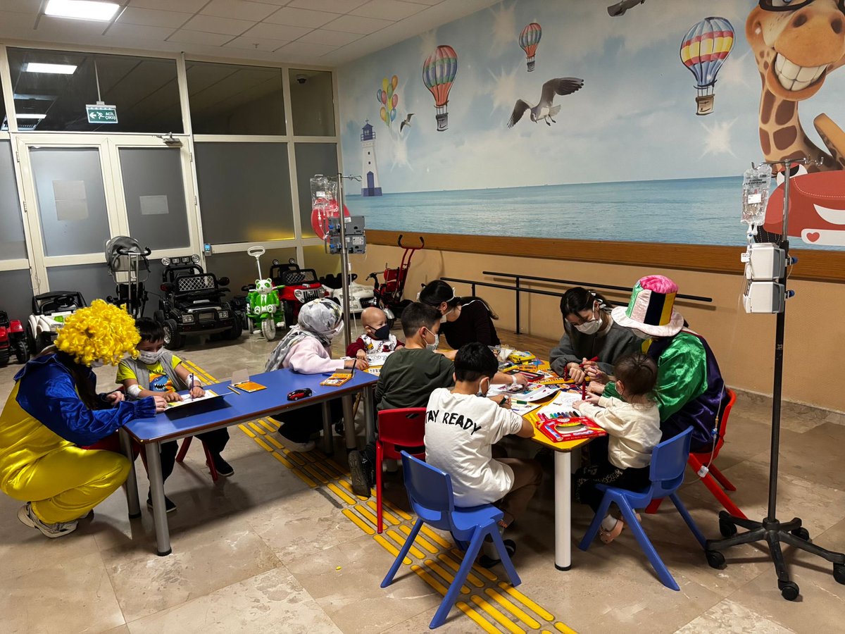 📍Destine Hatun Yurdu

“Oyun Ablam” projesi kapsamında Afyon Sağlık Bilimleri Üniversitesi Onkoloji ve Hematoloji bölümünde tedavi gören çocuklarımızı ziyaret ettik. Minik yüreklerle bir araya gelerek oyuncak hediyeleri takdim ettik, birlikte oyunlar oynayıp keyifli vakit