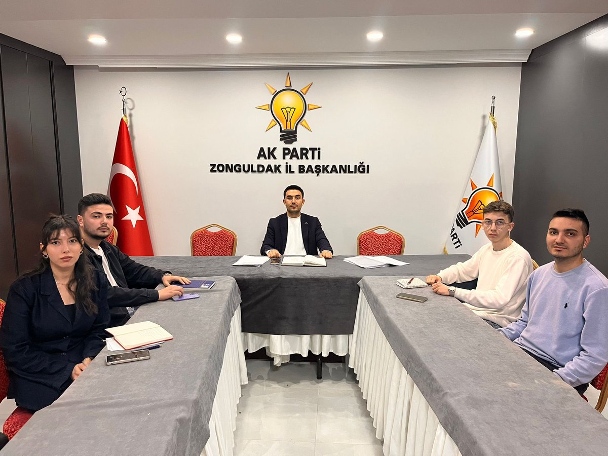 İlçe Gençlik Kolları Teşkilat Başkanları Toplantımızı, İl Teşkilat Başkanımızın riyasetinde İl Başkanlığımızda gerçekleştirdik.

Toplantımızda teşkilat çalışmalarımızı değerlendirdik, saha faaliyetlerimizi istişare ederek önümüzdeki dönem yol haritamızı belirledik.

Birlik ve