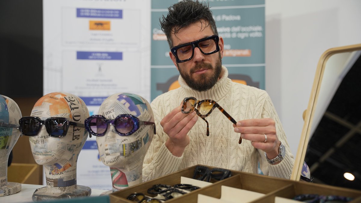 Al Villaggio Confartigianato, durante il #laboratorio di Occhiali Sartoriali ha trasformato la curiosità in esperienza i visitatori hanno potuto disegnare il proprio modello su carta e scoprire come nasce un occhiale fatto a mano.