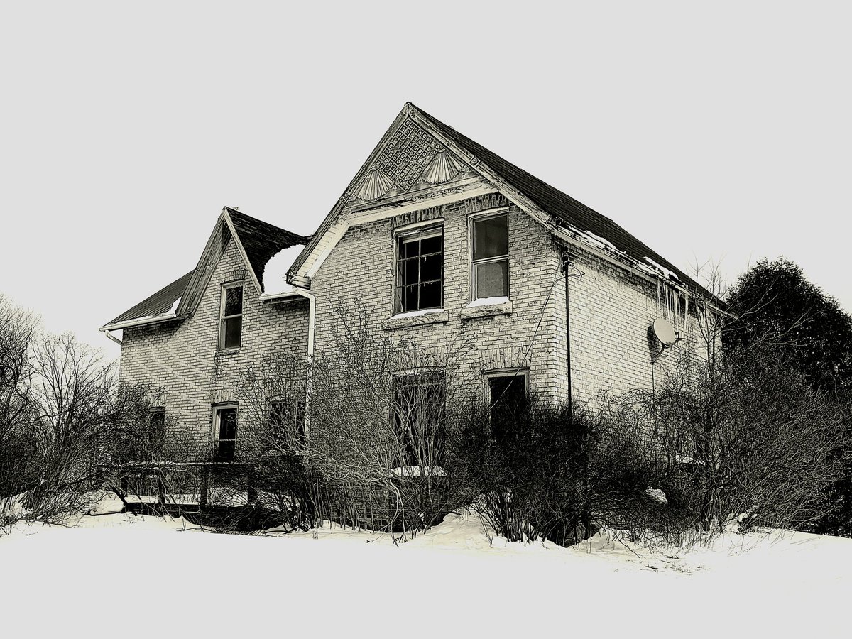 It's once again a long canadian winter. Here's some shots I did of some forgotten buildings out in the cold.
