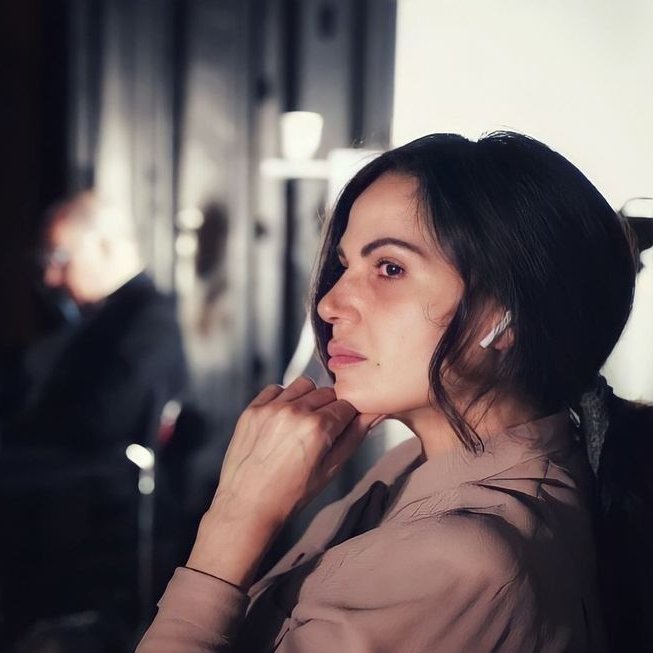 lana's side profile 💯
