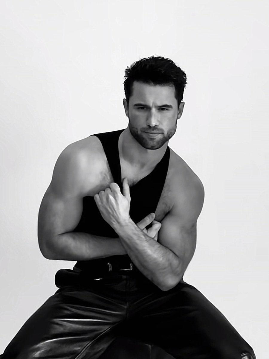 heatdrvlry's tweet image. robbie looks sooooo good in this photoshoot, I’m drooling. 🫦