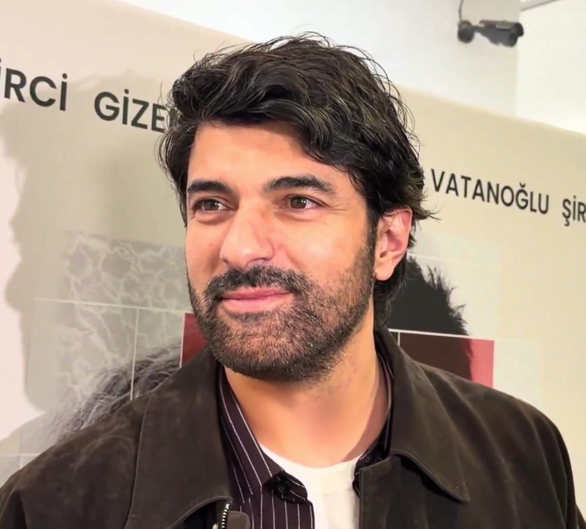 Tres cosas en la vida que nunca debes perder querido y amado ✨ENGIN✨ tu eterna sonrisa, linda alegría y tu hermosa y bella forma de ser #EnginAkyürek ❤️🤍