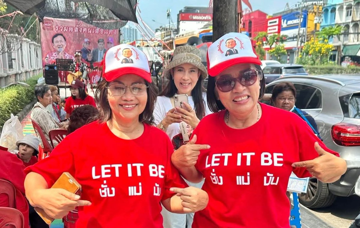 เดินหน้าเคียงบ่าเคียงไหล่เหมือนจุดเริ่มต้นของเรา "คนเสื้อแดง" อีสานสู่กลางเมืองหลวง แกนนำเครือข่ายเสื้อแดง 20 จว.ภาคอีสาน ส่วนใหญ่เป็นสตรี รุ่นนี้คือรุ่นราชประสงค์ สามีบางท่านสูญเสียดวงตาจากเหตุสลายชุมชุม บางท่านสูญเสียหัวหน้าครอบครัวจากกระสุนวัดปทุม แต่เส้นทางเดินนี้ยังหนักแน่น.