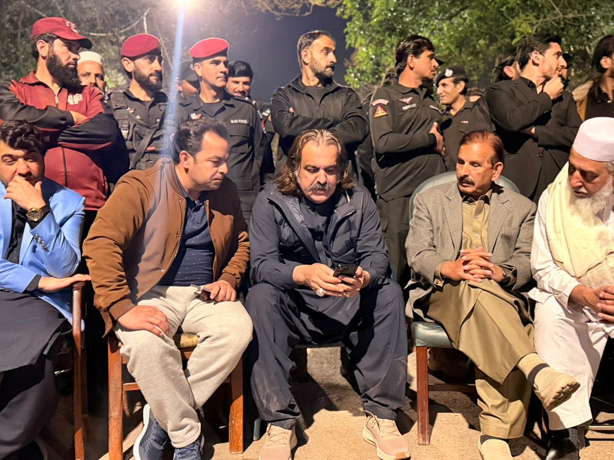 رکن قومی اسمبلی سہیل سلطان کی خیبرپختونخوا ہاوس کے باہر سابق وزیر اعلیٰ خیبر پختونخوا علی امین گنڈا پور سے ملاقات ، ملاقات میں جاری دھرنے کے حوالے سے تفصیلی بات چیت ، سہیل سلطان نے کہا کہ قائد عمران خان کی صحت پر کوئی کمپرومائز نہیں کرینگے ، جب تک مطالبات تسلیم نہیں ہوتے ڈٹ کر