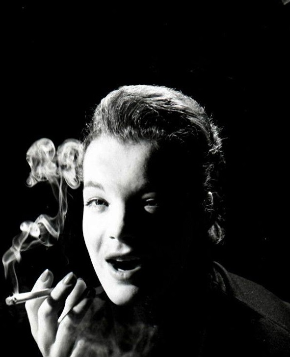<a href="/Pizzicata1/">Pizzicata</a> 
#lapauseclope 
Romy Schneider
( 1958 Peter Basch )