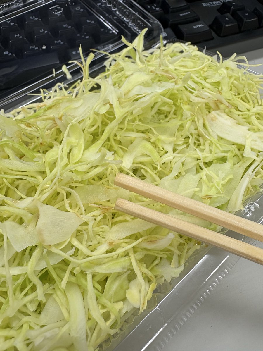 デスクで食ってたら死ぬほど笑われた本日のランチ