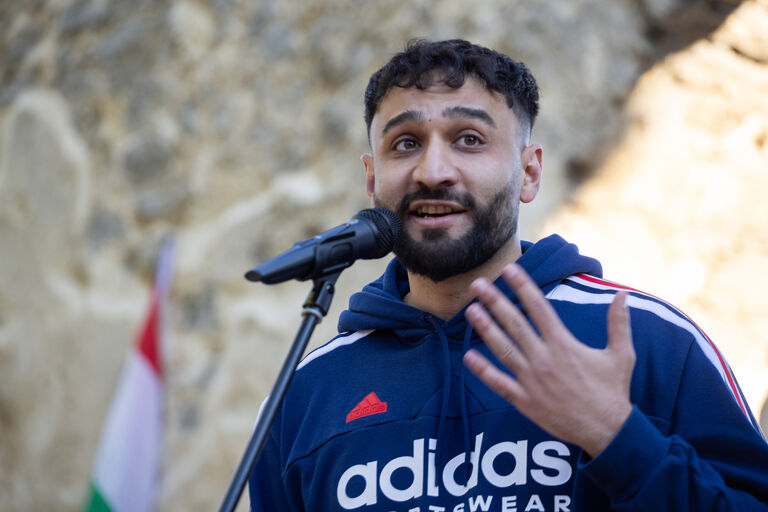 C’est du jamais vu dans l’Union européenne.

Pour avoir organisé une marche des fiertés en Hongrie, Géza Buzás-Hábel risque la prison.

📢 Nous appelons les autorités hongroises à abandonner toutes les charges retenues contre lui !