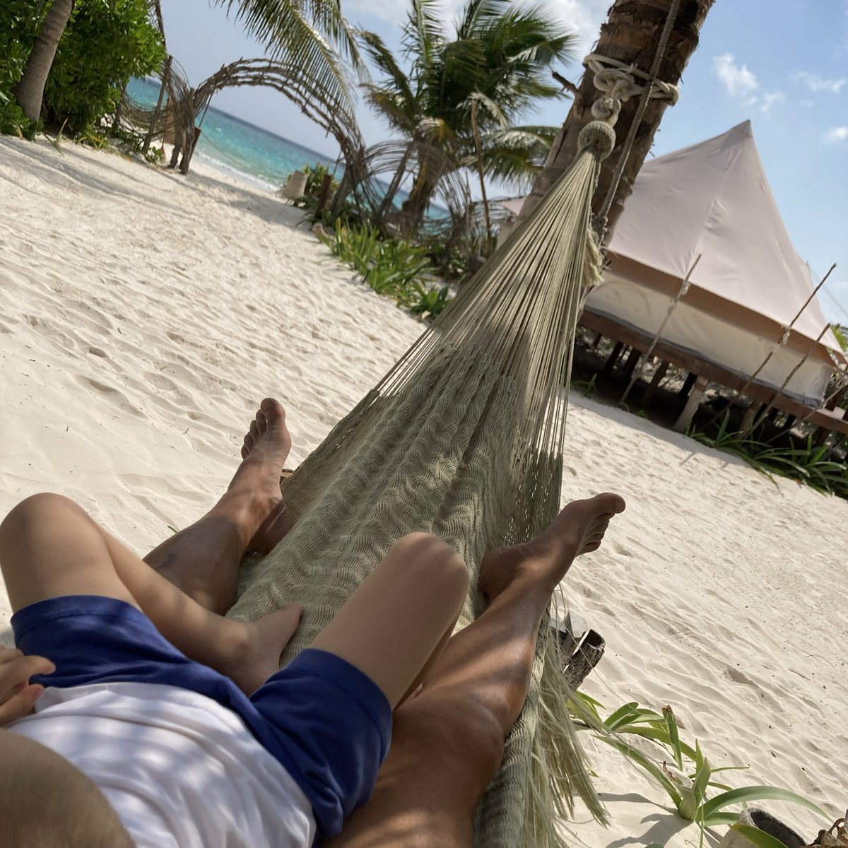 „Papa, was ist eigentlich Freiheit?“

Er weiß, worüber ich hier schreibe, und fragte mich das gestern ganz unvermittelt.

Und während ich antworte, explodiert mir innerlich der Schädel.

Weil das System, in dem wir leben, so verdreht ist, dass ich ihm die Wahrheit kaum sagen