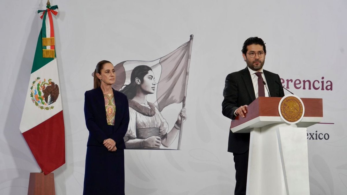 STPS_mx's tweet photo. El Secretario @marathb acompañó a la Presidenta @Claudiashein en la presentación de la Estrategia Boxeando por la Paz, que apoyará, mediante @JovConFuturo, a 5 mil boxeadoras y boxeadores profesionales para impartir clases a 100 mil jóvenes en todo el país. https://t.co/ZBzkSmigCH