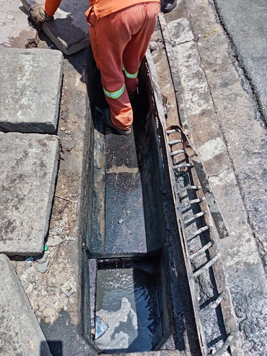 MyJRA's tweet photo. #JRAinAction: Ward 116, Alexandra
Our Region E team was on 13th Avenue and Joe Nhlanhla Street, clearing severely blocked stormwater pipes to prevent localised flooding. @CityofJoburgZA @CoJ_RegionE #JoburgServices https://t.co/zolrA5lLB4
