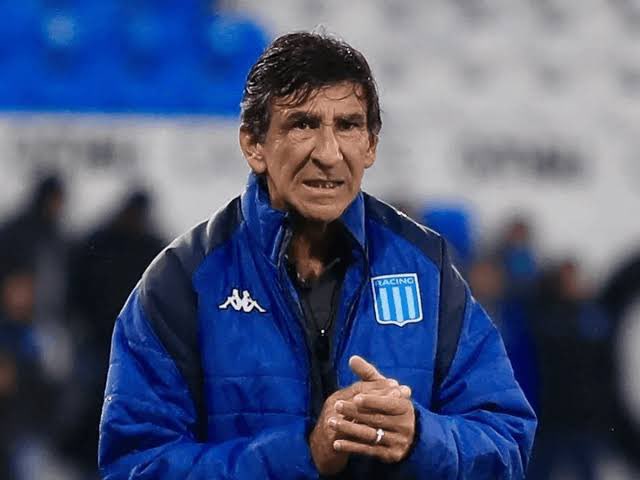 ColunaDoCAM's tweet image. O técnico argentino Gustavo Costas, atualmente no comando do Racing Club, foi oferecido ao Galo nos bastidores.

Gustavo Costas tem contrato com o clube argentino até o fim de 2028.

O nome foi levado à diretoria do Galo por meio do ex-jogador argentino Alejandro Mancuso, que