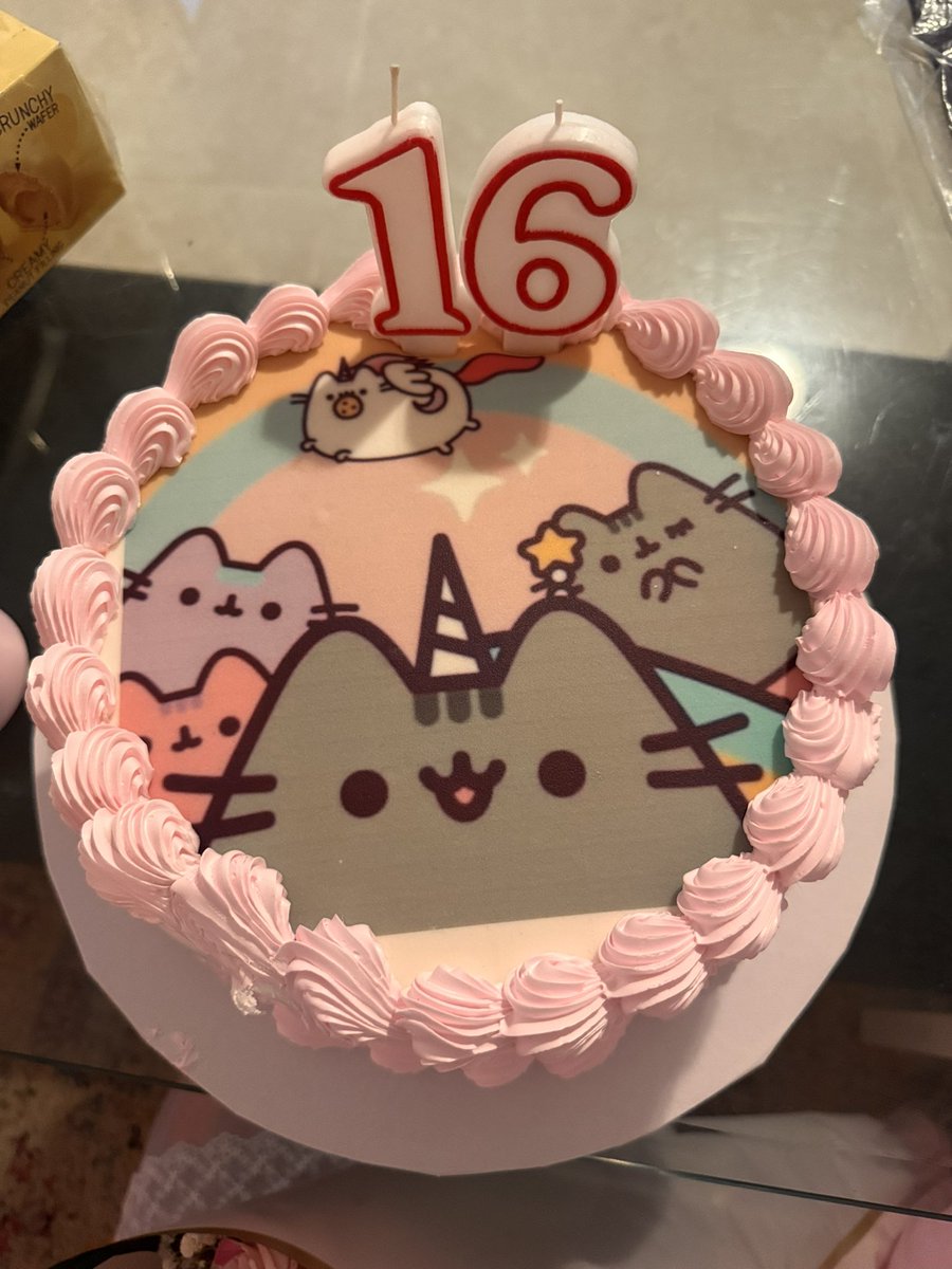 mimisickasf's tweet image. vuelq alto torta de pusheen🕊️🤍
