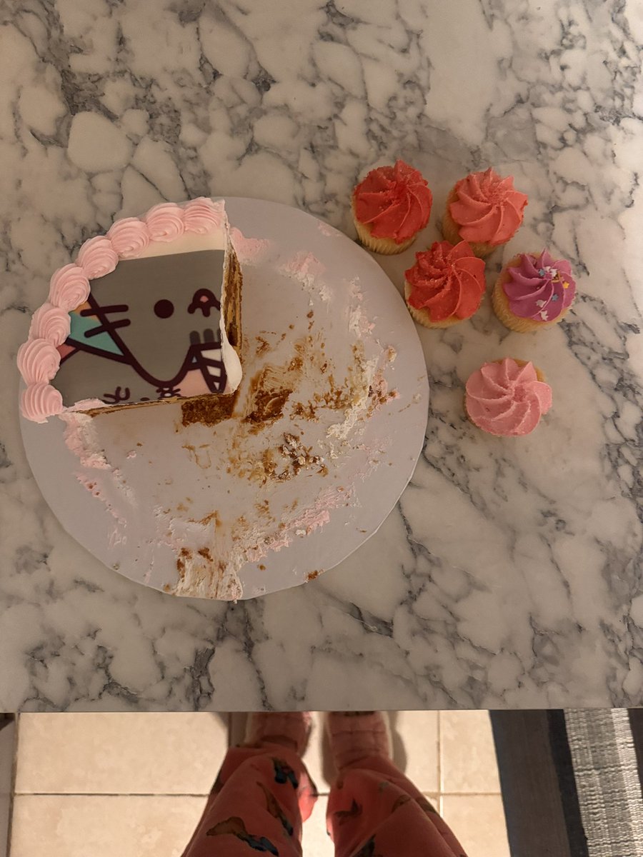 mimisickasf's tweet image. vuelq alto torta de pusheen🕊️🤍