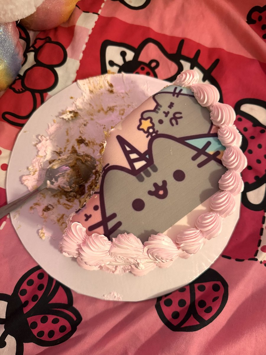 mimisickasf's tweet image. vuelq alto torta de pusheen🕊️🤍