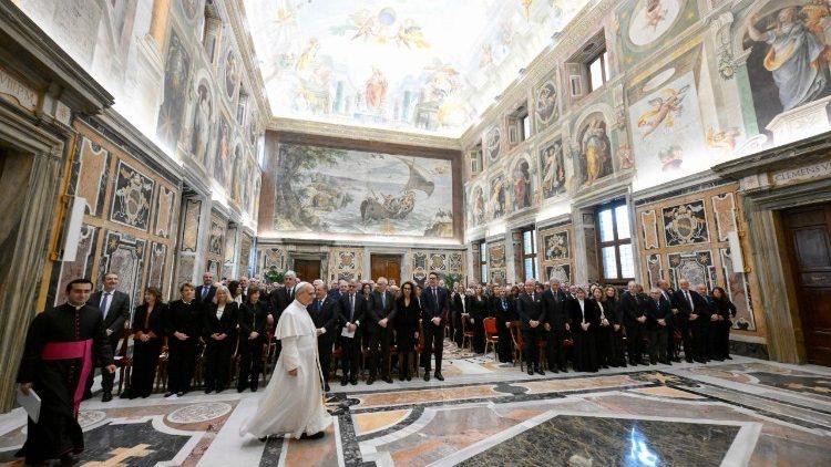 Sinpref1's tweet photo. Questa mattina in Vaticano Papa Leone XIV, incontrando i prefetti, ha richiamato la funzione prefettizia come presidio di concordia sociale, tutela dei più fragili e garanzia dei diritti. Un messaggio che rafforza servizio allo Stato e responsabilità verso i cittadini.
#Sinpref https://t.co/xBbmsHgg0q