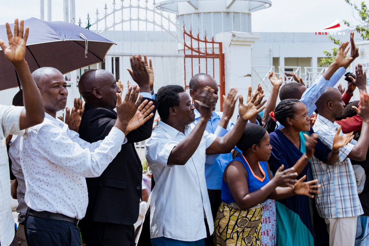 A l'ENS, les autorités, le personnel Enseignant et administratif étaient à l'entrée de l'institution pour accueillir et féliciter son Excellence le chef de l'Etat et en même temps le Président de l'Union Africaine. C'était ce 16 février 2026 au début de l'après midi.
