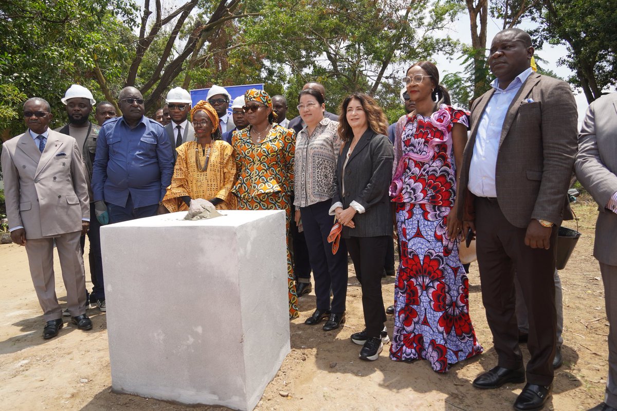 PNUDRepduCongo's tweet image. Bientôt un village artisanal 📍 Brazzaville sur un espace de 4,8 hectares au cœur de la capitale verdoyante. Prennant la parole à la pose de la 1ere pierre de la construction du Village Artisanal de Brazzaville sous le patronage de @mikoloofficiel Ministre des #PME et de