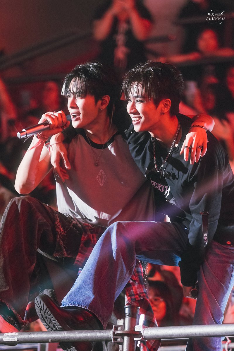 Chxp_SW's tweet image. “ผมไม่ปล่อยให้พี่อยู่คนเดียวอยู่แล้ว”
“ไม่ว่าพี่อยากทำอะไรพี่บอกผมได้เลย”
“น้องชายคนนี้จะคอยซัพพอร์ตพี่เสมอเอง”
“ผมอยากทำให้ดีที่สุดไปกับพี่”
“พอมีพี่แล้วผมไม่รู้สึกกลัวอะไรเลย”
“ถ้ามีพี่เพิร์ธอยู่ด้วยผมจะรู้สึกสบายใจ”
“พี่เพิร์ธเป็นมากกว่าพาร์ทเนอร์ครับ”

—Santa to Perth