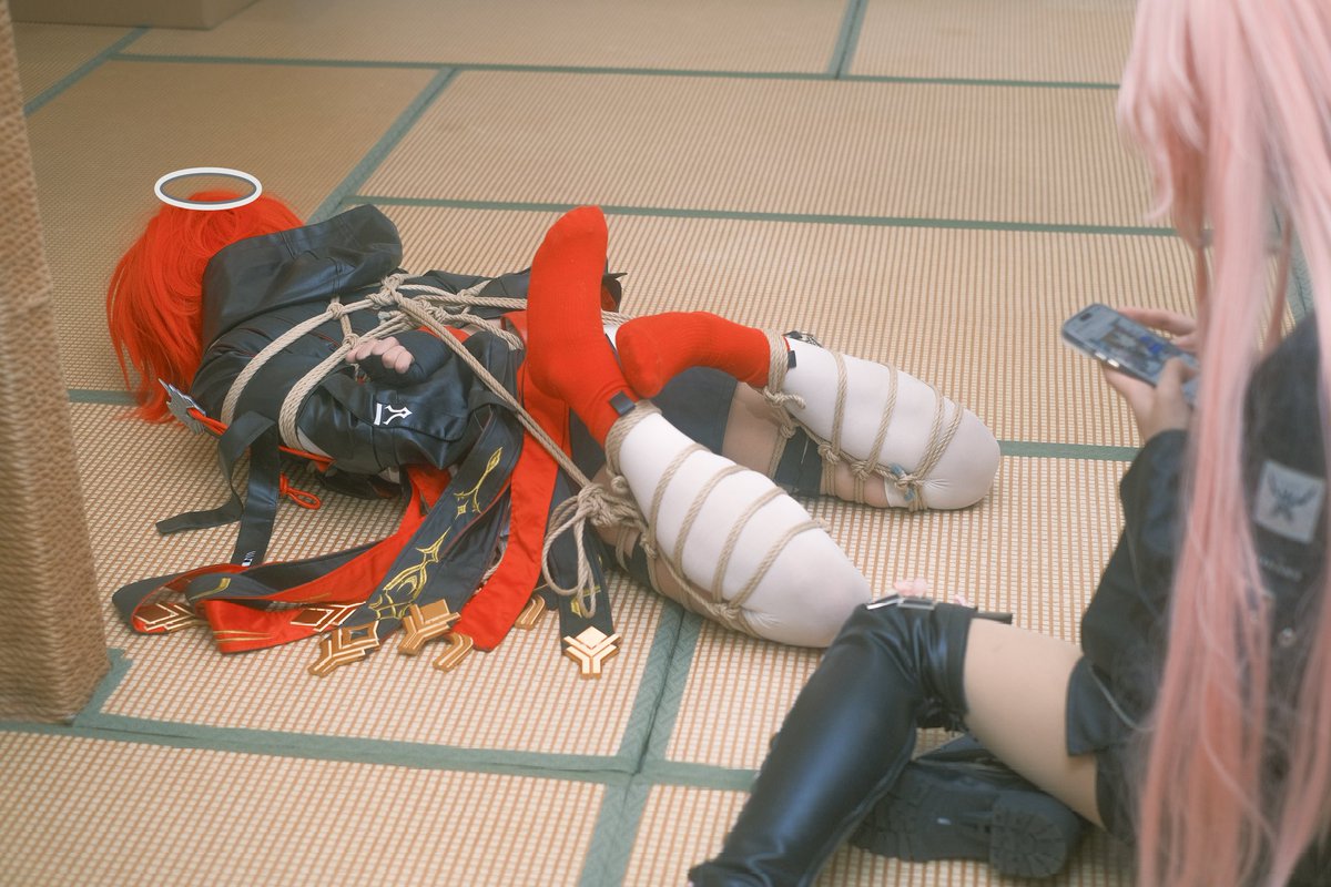 “新年就要红红火火，小乐你看你穿的这么艳丽，一看就非常喜庆呢～”
“诶？嘿嘿，老姐～你看，我头发都是红色，那新年…诶…！？”
“小乐很适合吊起来当灯笼哦～红红火火的，还能照明呢”
蕾缪安：咱
新约能天使：<a href="/nuomandidelv/">诺曼底的驴</a> 
绳/摄/妆/动作指导/前期：<a href="/yuyu_tiny/">yuyu</a> 
后期：<a href="/zawop97547426/">萧涵</a>