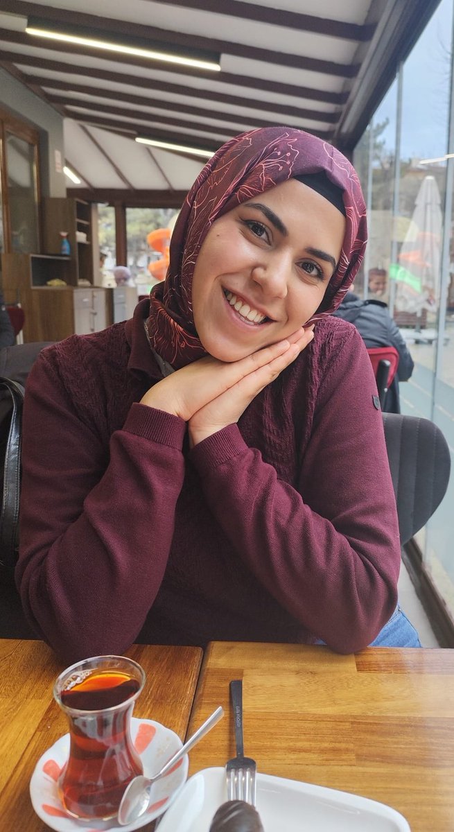 Sen benim gülen gözlerimi gör,
 ben bakışına aşık olayım