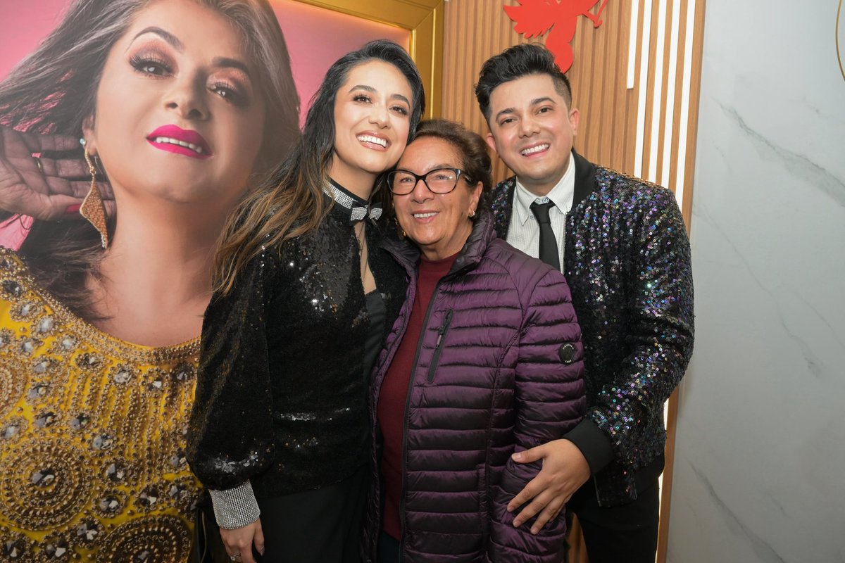 Mi abuelita María o sea la mamá de mi mamita nos sorprendió en uno de nuestros conciertos con mi hermana en <a href="/serdeluzsc/">Ser De Luz Store & Coffee by Paulina Tamayo</a> 🤩 Mi Grande debe estar muy feliz 🕊️ #familia #Ecuador #Feriado