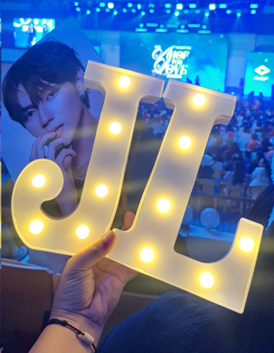 emjeeey_z's tweet image. "You shine the brightest among the stars!" 🌟
 
Sumakses sa papansin kay JL ang pa-LED last minute! Worth it yung paghawak while standing buong show! 😭

Wala akong pa-video sa pagpansin at paglingon mo ng ilang beses sa side ko pero kitang kita ko yun! 🥹

JL PHILIPPINES PRINCE