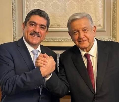 RodrigoNoTweet's tweet photo. @2024PoliticoMx @ArandaSandy1 @MarxArriaga @Claudiashein @mario_delgado ¿Con cuál de estos AMLOs? ¡Ay es a izquierda con cara de derecha (y hasta de yunque)! https://t.co/uMHAVNJuEr