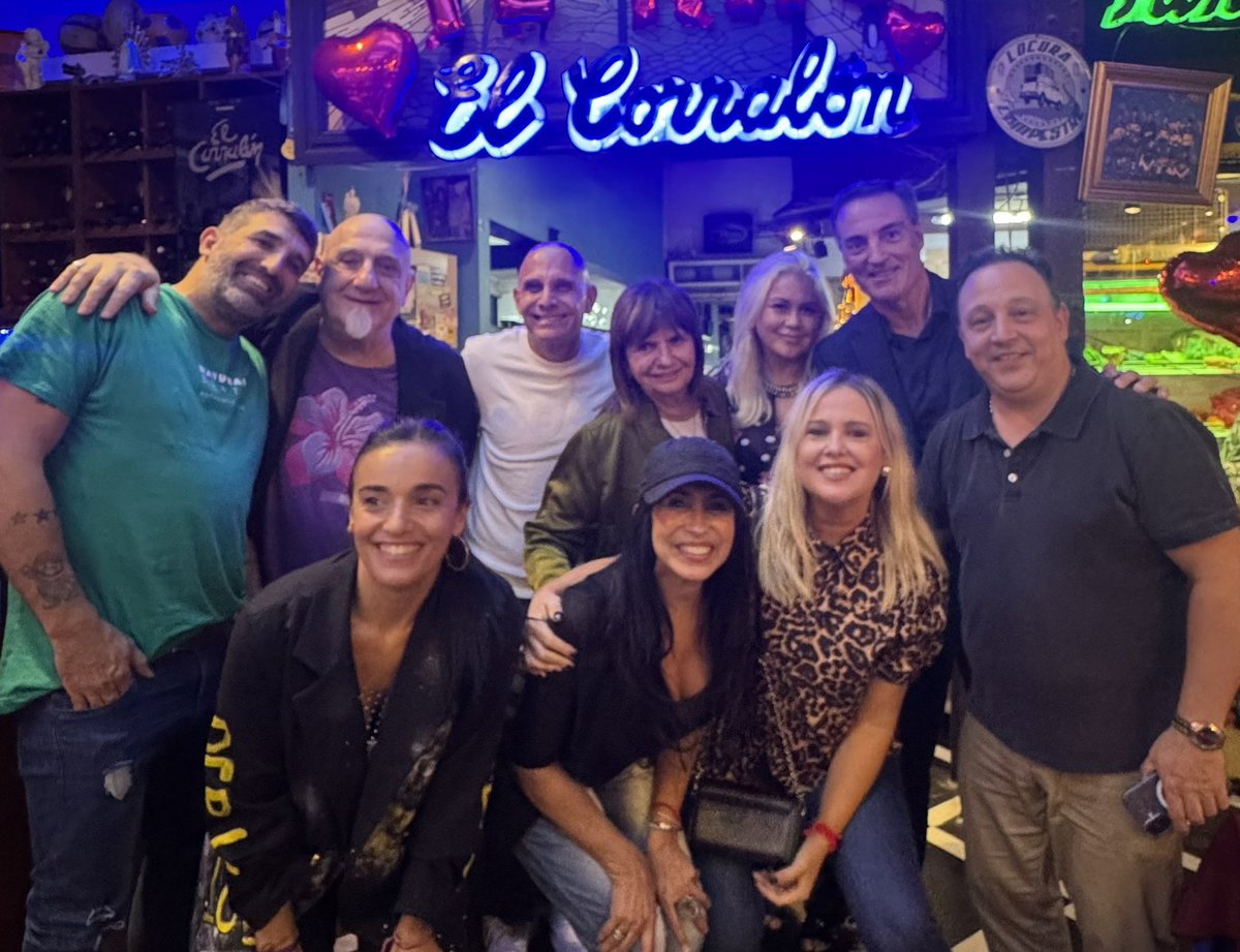 <a href="/Sir_Neble/">AVE MILLER 🗽 🇦🇷</a> Pero se levantó y se sacó una foto con Patricia el muy cagón.