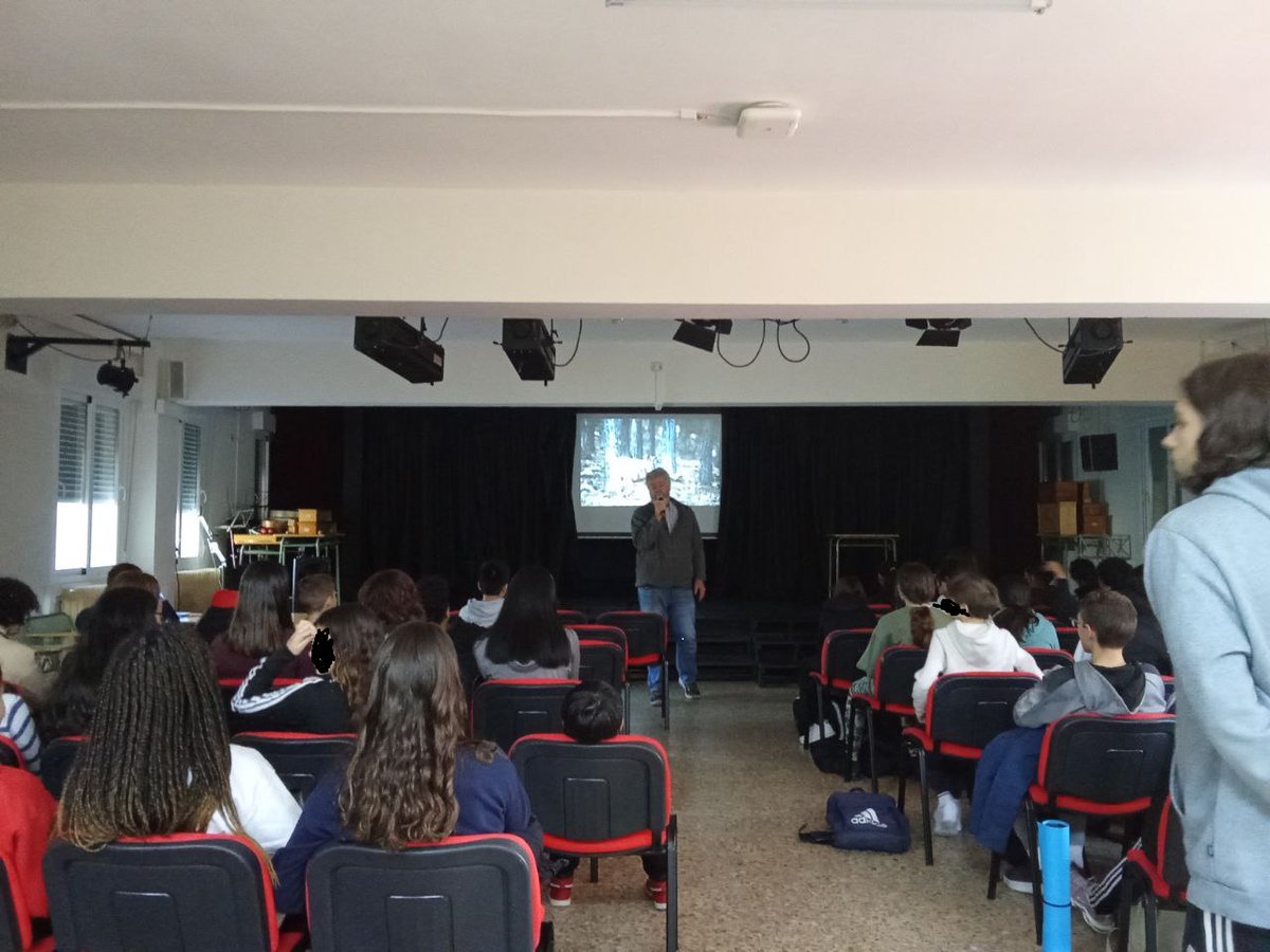 LourdesLucia10's tweet photo. Esta mañana, Juantxo L. Uralde @juralde  ha estado en el IES Felipe II de Moratalaz, con @ElAgoraMTZ, hablando  del cambio climático, de la crisis ecológica y de  la importancia de que la gente joven tome conciencia  de la necesidad de proteger nuestro planeta. 🪴🌳🌻🐳🌞🌈🐝 https://t.co/SjwCtCvwF0