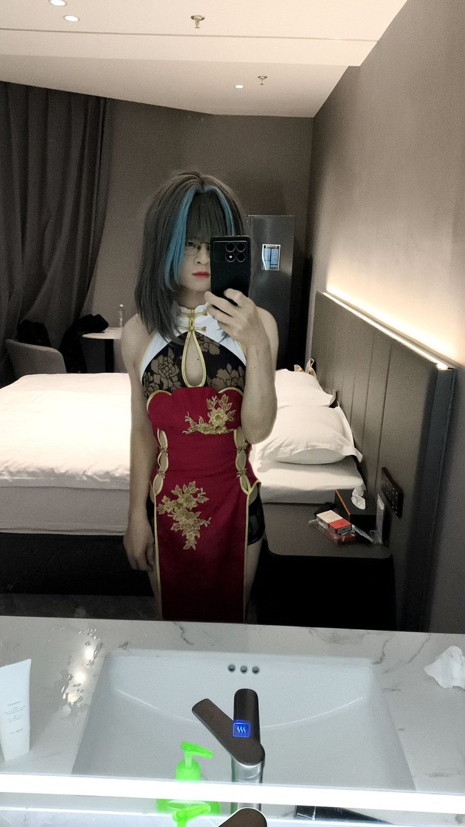 alingyaa's tweet photo. 新年入猫尾，顺风又顺水~
柴郡猫猫头在这祝大伙儿新年快乐呀！
#男娘 #femboy https://t.co/mi1OI82xyX