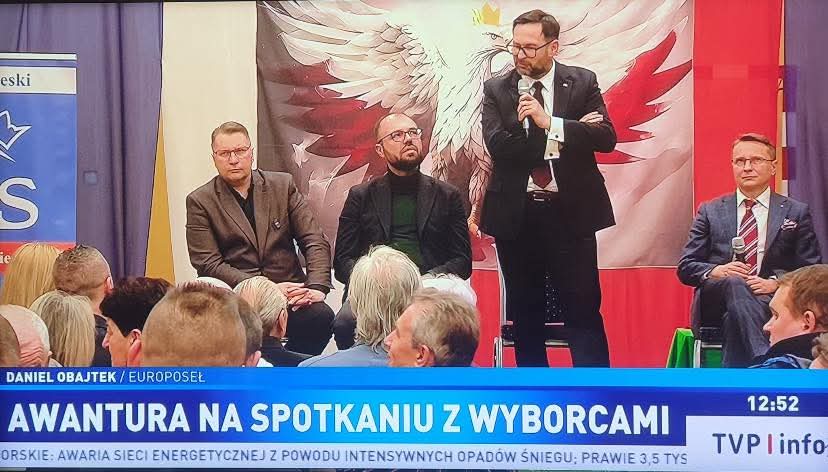 To nie było spotkanie z wyborcami. To był pokaz pogardy dla ludzi, którzy mieli czelność zapytać, co stało się z gigantyczną kasą. Daniel Obajtek, wójt z Pcimia wyniesiony na paliwowy Olimp, przy pierwszym konkrecie zaczyna się miotać. Pytanie o miliardy znika w huku oburzenia.