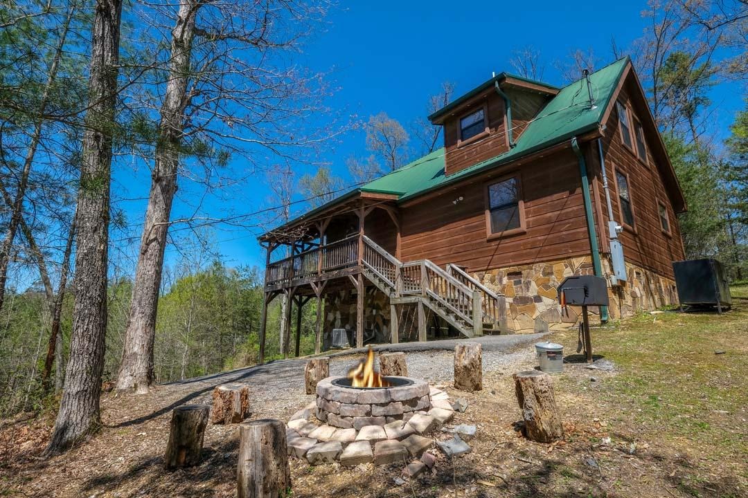 ColonialCabins's tweet photo. 🌲🔥 Welcome to At Trail’s End — where the noise fades away and your Smoky Mountain escape truly begins! 🏔️✨ This cozy 2-bedroom cabin near Pigeon Forge is all about warm wood interiors, soaring ceilings, and jaw-dropping floor-to-ceiling windows that bring nature right inside.

Soak in the hot tub with mountain views 🛁, gather around the outdoor fire pit under the stars 🔥⭐, or challenge your crew to a game of pool in the loft 🎱. With a romantic king suite, peaceful wraparound deck, and the perfect mix of comfort and charm, this is the kind of place that makes you slow down, breathe deep, and never want to leave. 💙🏡

Mountain mornings. Cozy nights. Memories that last forever. Who’s ready to unwind at At Trail’s End? 👇✨
https://t.co/Iyr6DVpeg0

#AtTrailsEnd #SmokyMountainCabin #PigeonForgeCabins #CabinLife #MountainGetaway #HotTubViews #FirepitNights #SmokyMountains #TravelTennessee #CabinVibes #WeekendEscape #MountainMemories