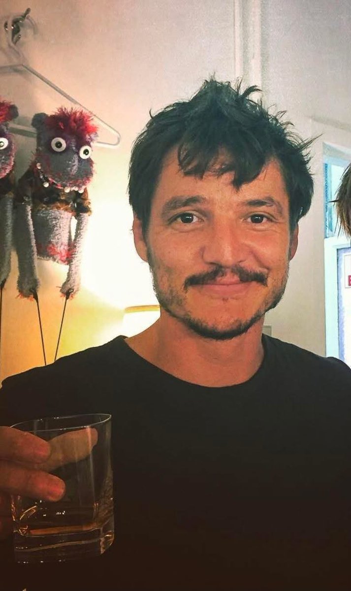 Tenía 39 años y todavía tenía que revisar mi cuenta bancaria antes de invitar un café.
No era un “artista joven y bohemio”. Era un hombre de mediana edad, cansado, sirviendo mesas en Nueva York mientras veía cómo mis amigos triunfaban, se casaban y compraban casas.

Yo solo