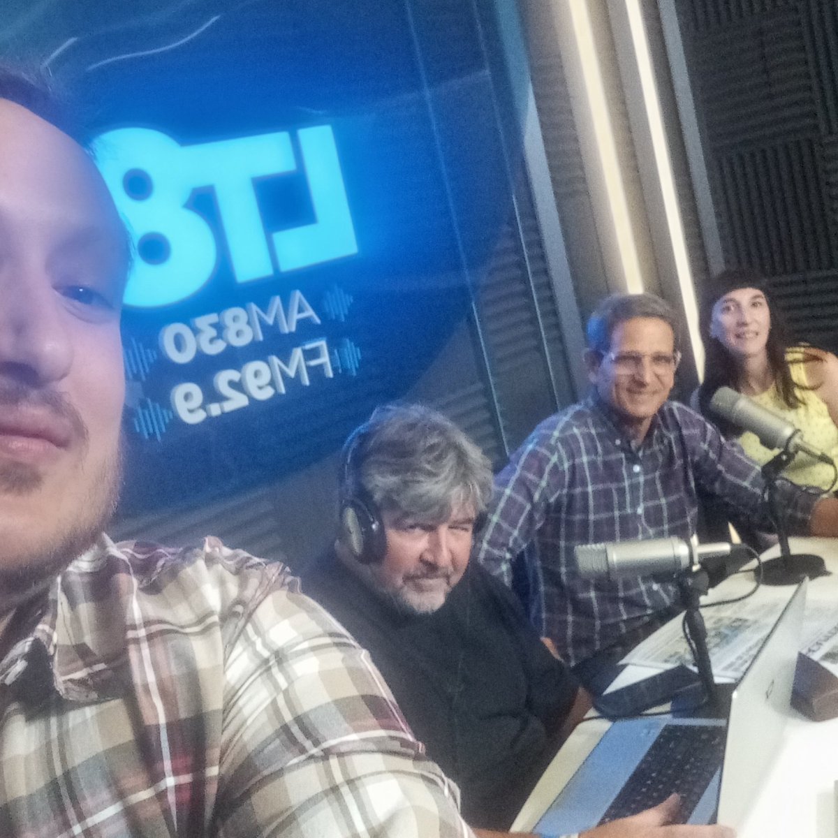 Muy contento de empezar una nueva etapa en <a href="/LT8am830/">LT8 am830</a> con este equipazo conducido por <a href="/AmerisoLucas/">Lucas Ameriso</a>.
De lunes a viernes de 10 a 12 por AM 830, FM 92.9 y el canal de YouTube.