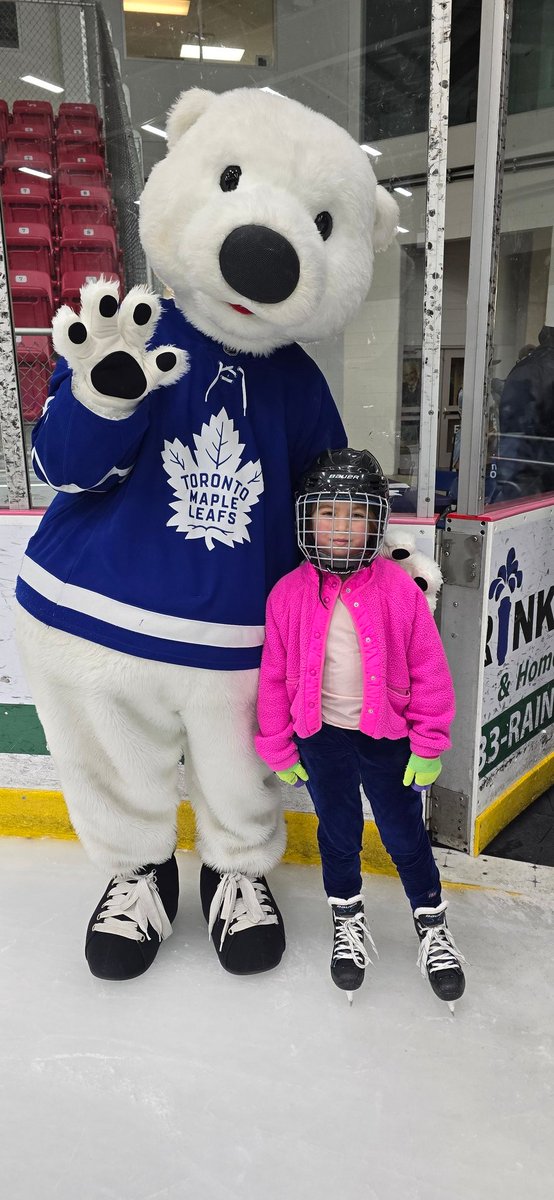IngDaddy17's tweet photo. Little lion hanging out with Carlton. https://t.co/F15GXWoMBP