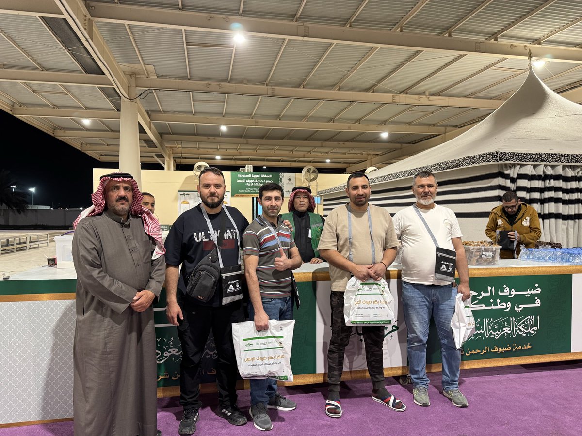 Sharaf5596's tweet photo. #صور ||
#جاي_للعمرة؟
تواصل #جمعية_خدمة_ضيوف_الرحمن 
#شرف بمنطقة #تبوك استقبال ضيوف الرحمن المعتمرين القادمين عبر منفذ حالة عمار من جمهورية تركيا بالتعاون مع فريق بلدية بئر بن هرماس التطوعي.      

  #يسر_وطمأنينة    
 #مكة_والمدينة_في_انتظاركم_بشوق https://t.co/v67Q7txZYE