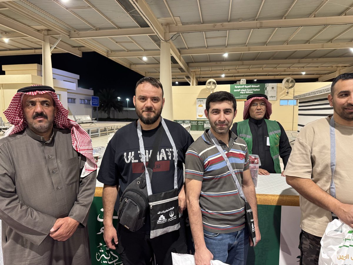 Sharaf5596's tweet photo. #صور ||
#جاي_للعمرة؟
تواصل #جمعية_خدمة_ضيوف_الرحمن 
#شرف بمنطقة #تبوك استقبال ضيوف الرحمن المعتمرين القادمين عبر منفذ حالة عمار من جمهورية تركيا بالتعاون مع فريق بلدية بئر بن هرماس التطوعي.      

  #يسر_وطمأنينة    
 #مكة_والمدينة_في_انتظاركم_بشوق https://t.co/v67Q7txZYE