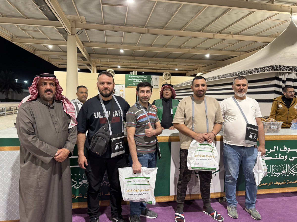 Sharaf5596's tweet photo. #صور ||
#جاي_للعمرة؟
تواصل #جمعية_خدمة_ضيوف_الرحمن 
#شرف بمنطقة #تبوك استقبال ضيوف الرحمن المعتمرين القادمين عبر منفذ حالة عمار من جمهورية تركيا بالتعاون مع فريق بلدية بئر بن هرماس التطوعي.      

  #يسر_وطمأنينة    
 #مكة_والمدينة_في_انتظاركم_بشوق https://t.co/v67Q7txZYE