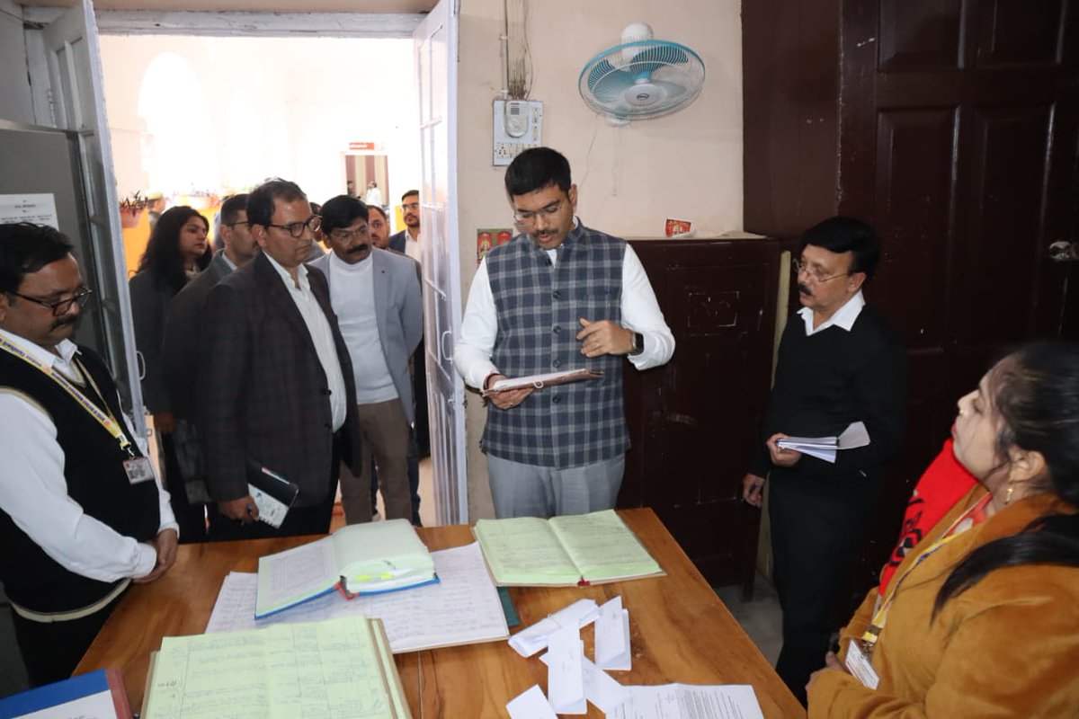 SaharanpurDm's tweet image. जिलाधिकारी @mbansal_ias ने किया कलेक्ट्रेट स्थित कार्यालयों का सघन निरीक्षण।
#पंजिकाओं एवं पत्रावलियों को बारीकी से देखा।
#ई-ऑफिस के माध्यम से शत-प्रतिशत किया जाए पत्राचार एवं कार्यालय कार्य।
@CMOfficeUP @UPGovt @ChiefSecyUP @DComm_sre @InfoDeptUP