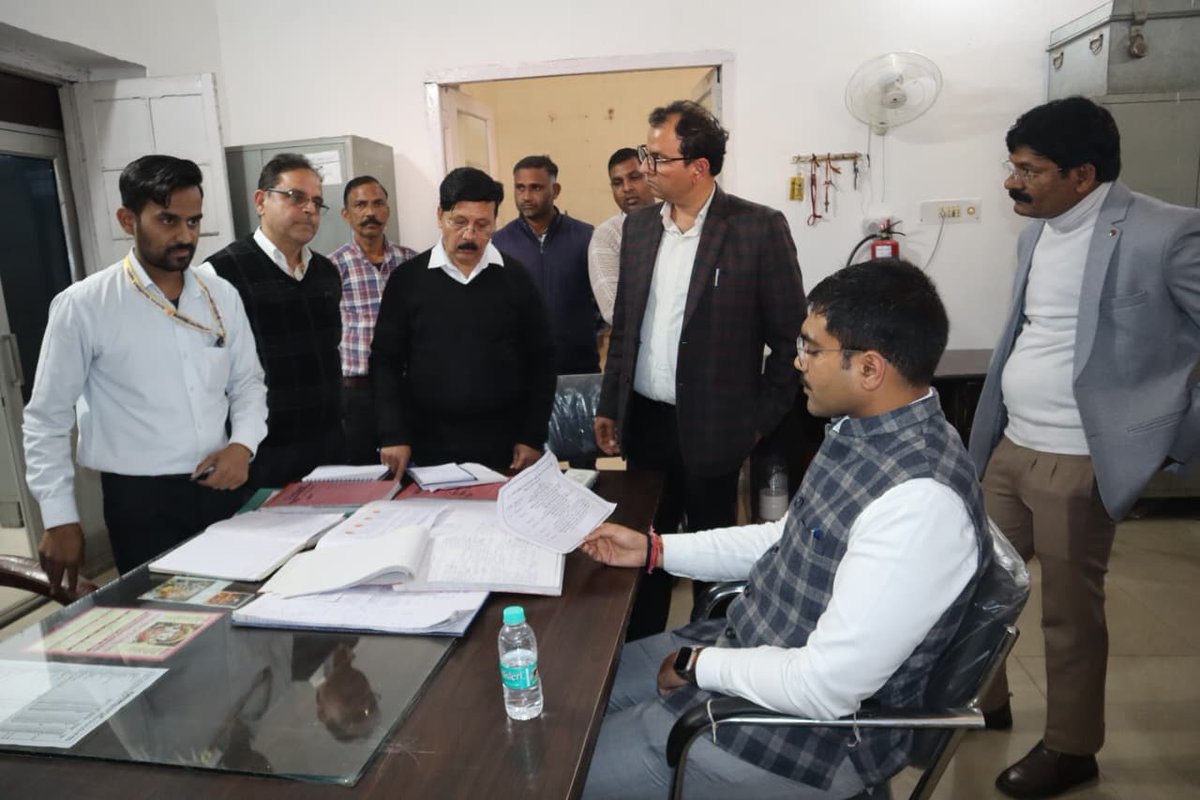 SaharanpurDm's tweet image. जिलाधिकारी @mbansal_ias ने किया कलेक्ट्रेट स्थित कार्यालयों का सघन निरीक्षण।
#पंजिकाओं एवं पत्रावलियों को बारीकी से देखा।
#ई-ऑफिस के माध्यम से शत-प्रतिशत किया जाए पत्राचार एवं कार्यालय कार्य।
@CMOfficeUP @UPGovt @ChiefSecyUP @DComm_sre @InfoDeptUP